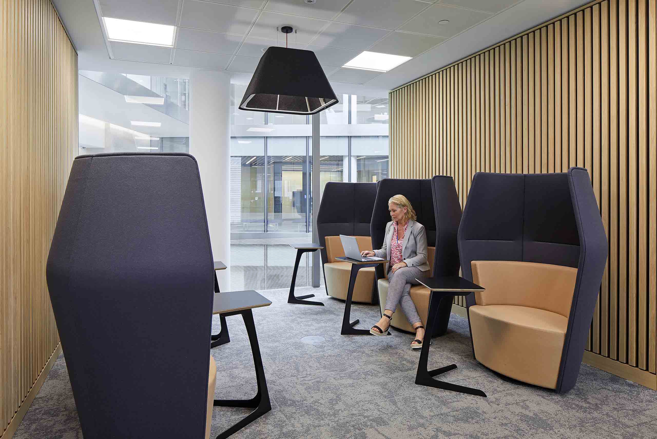 6 individual meeting chairs with high sides for privacy and small table